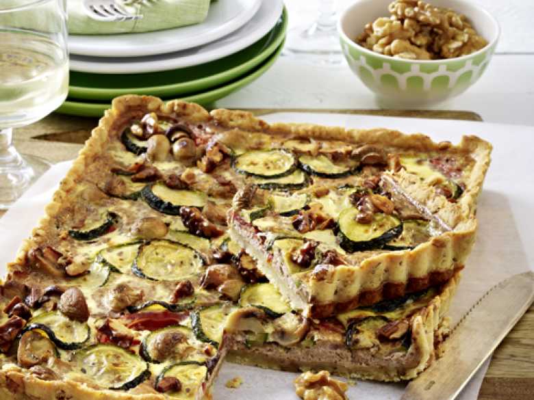 Zucchini-Quiche mit Walnussboden 