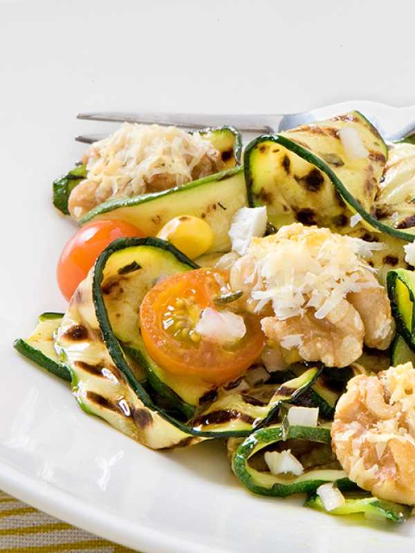 Zucchini-Salat mit Pizza-Walnüssen