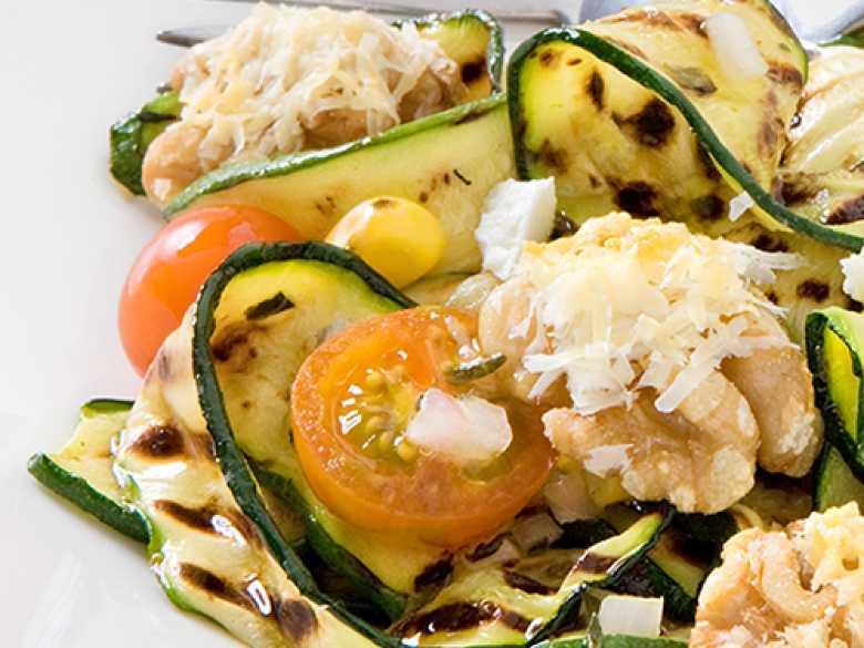 Zucchini-Salat mit Pizza-Walnüssen