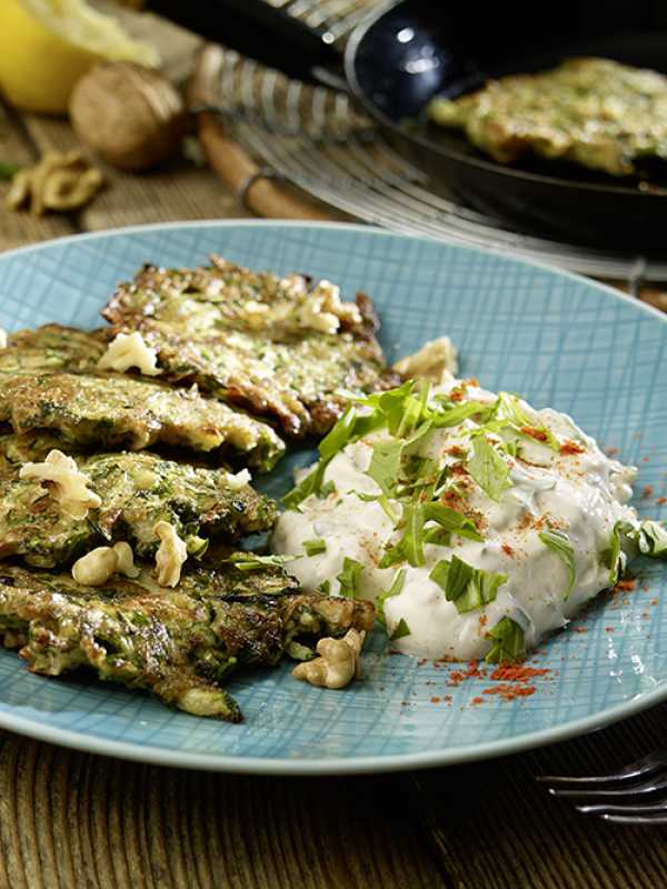 Zucchinipuffer mit Petersilie, Dill und Walnüssen dazu Rucolaquark