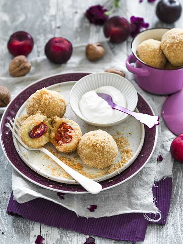 Zwetschgenknödel mit Walnussbröseln und Sour Creme