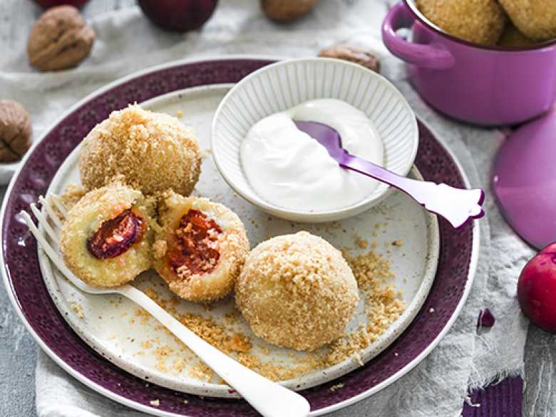 Zwetschgenknödel mit Walnussbröseln und Sour Creme